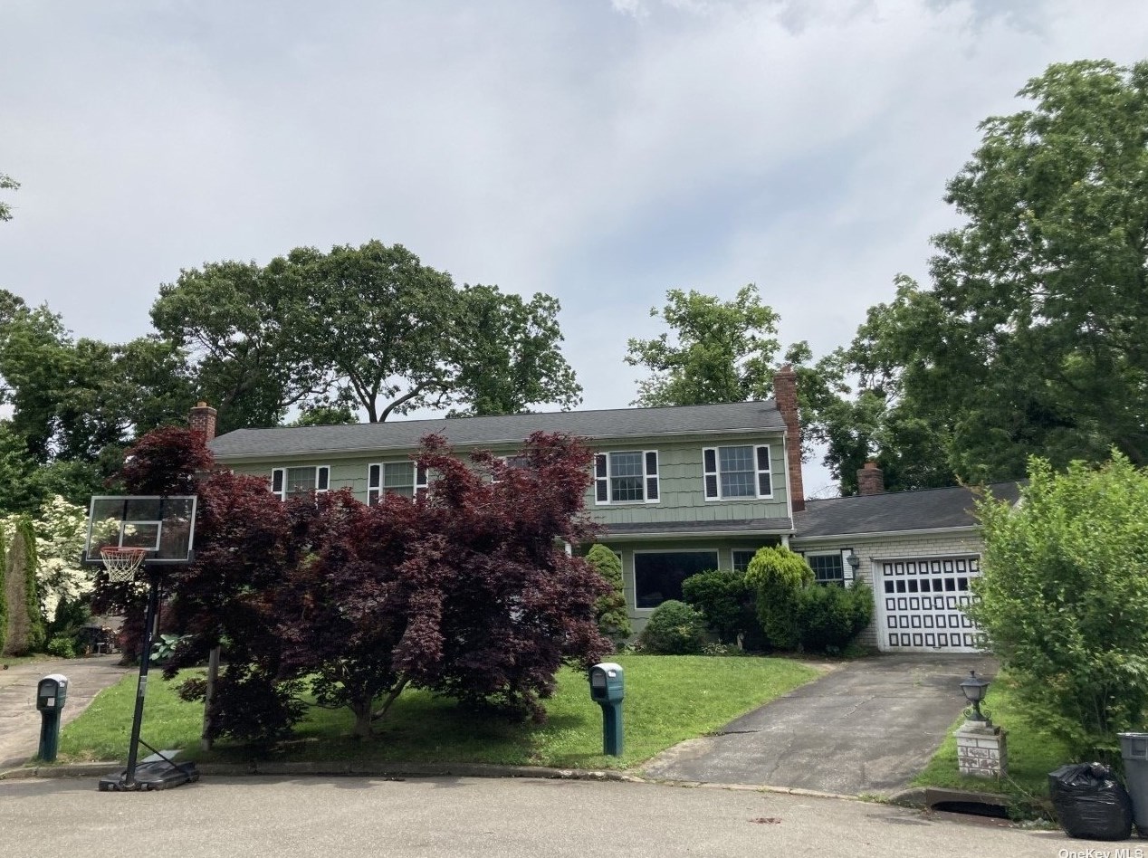 10 Sundale Ct, Smithtown, NY 11787-1825