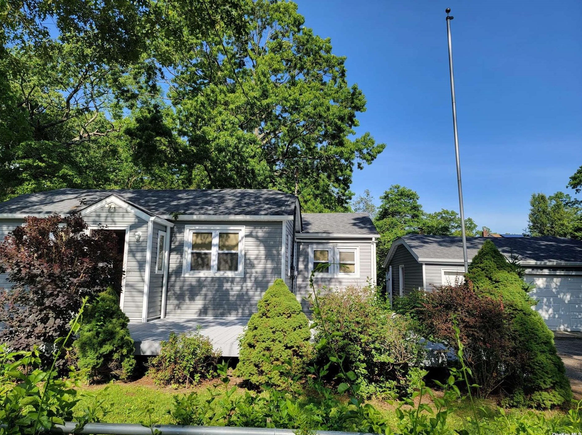 7 Rockland Ave, Babylon, NY 11704