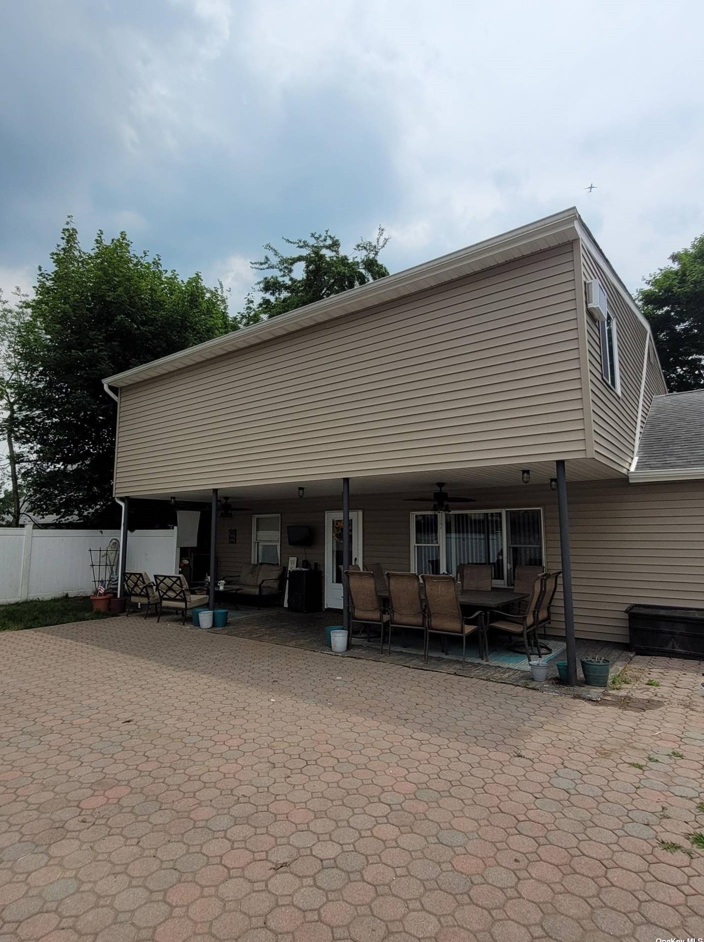 27 Amber Ln, Plainedge NY  11756-4010 exterior