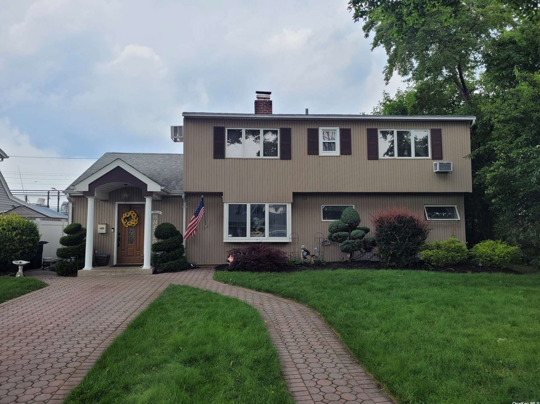 27 Amber Ln, Plainedge, NY 11756-4010