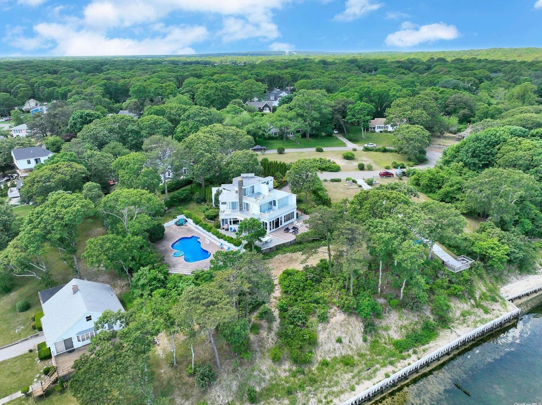 10 Bayview Dr, Hampton Bays, NY 11946-2721