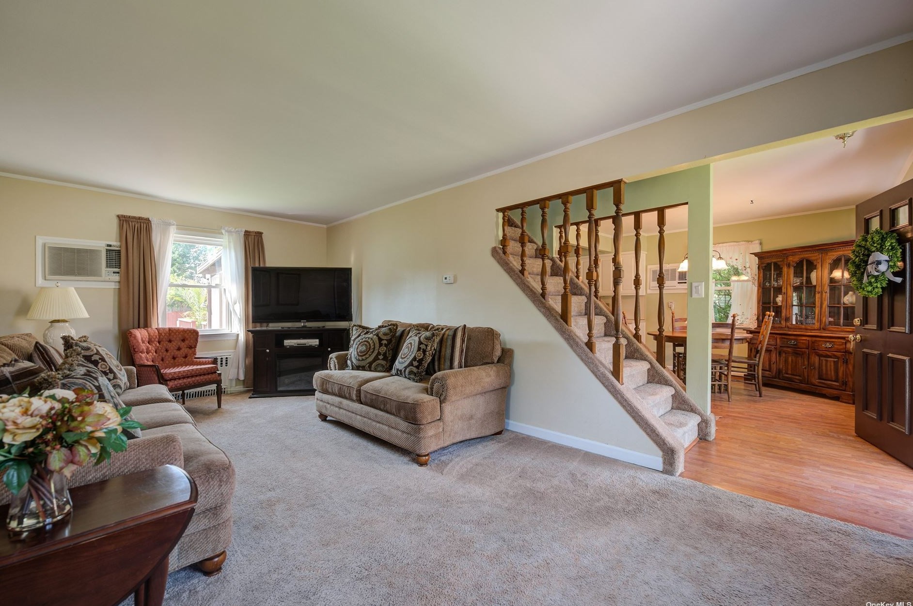 95 Roosevelt Ct, Carle Place, NY 11514