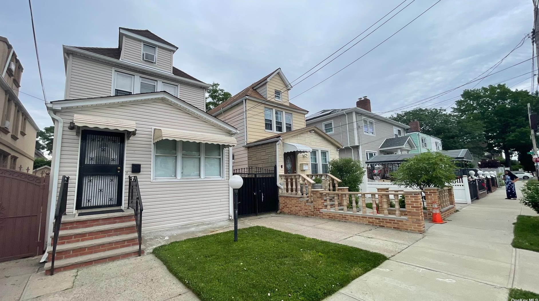 24-33 Ericsson St, Flushing, NY 11369-1608