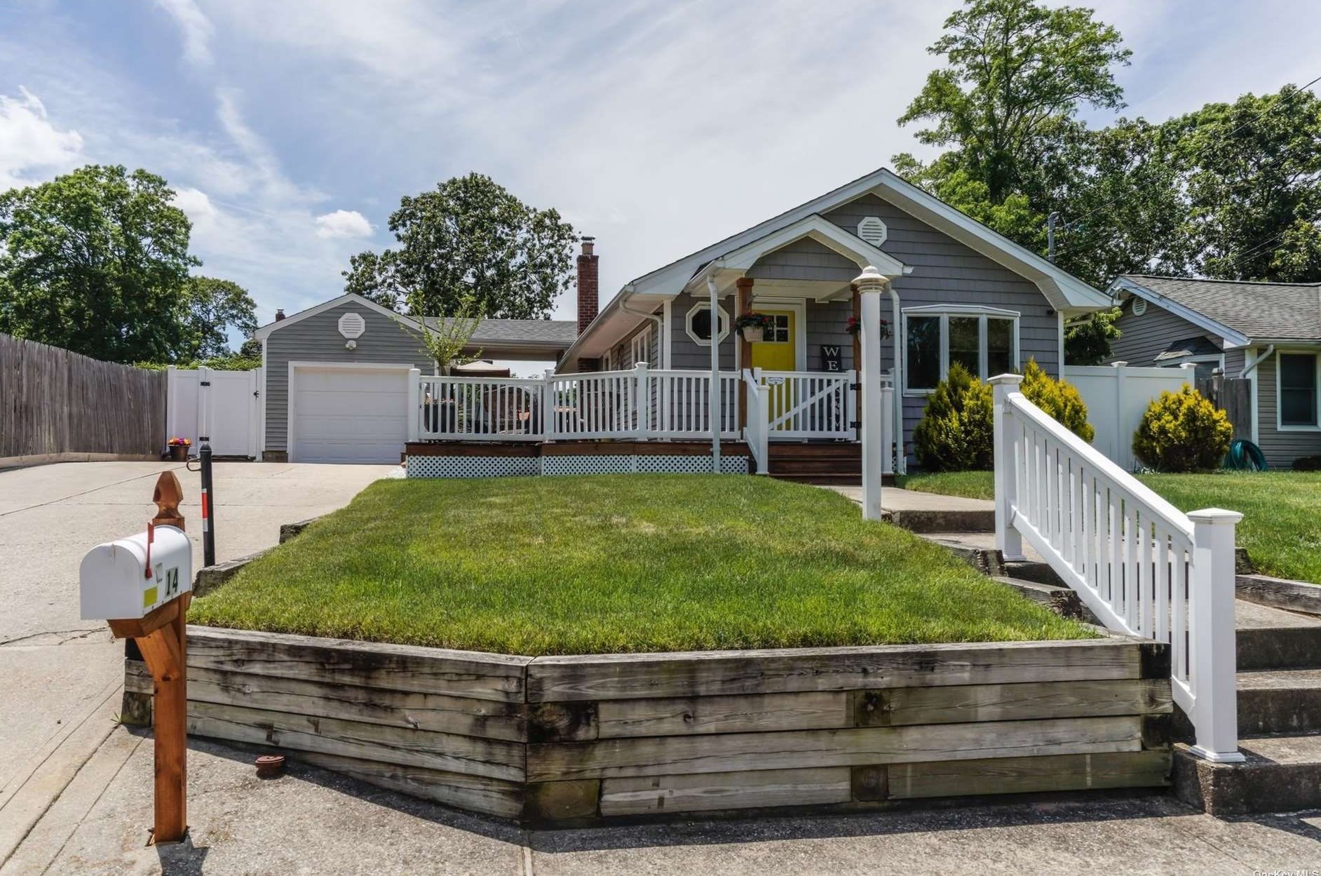 14 Charles Ct, Hauppauge, NY 11779-2623