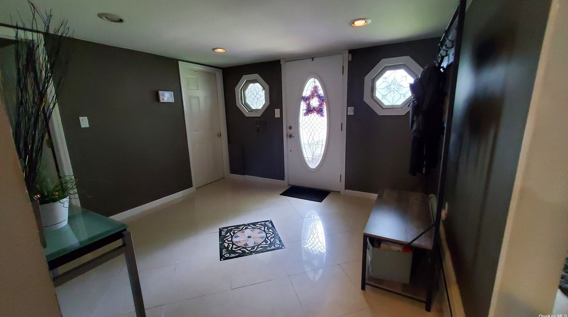 83 Split Cedar Dr, Hauppauge, NY 11749-1628