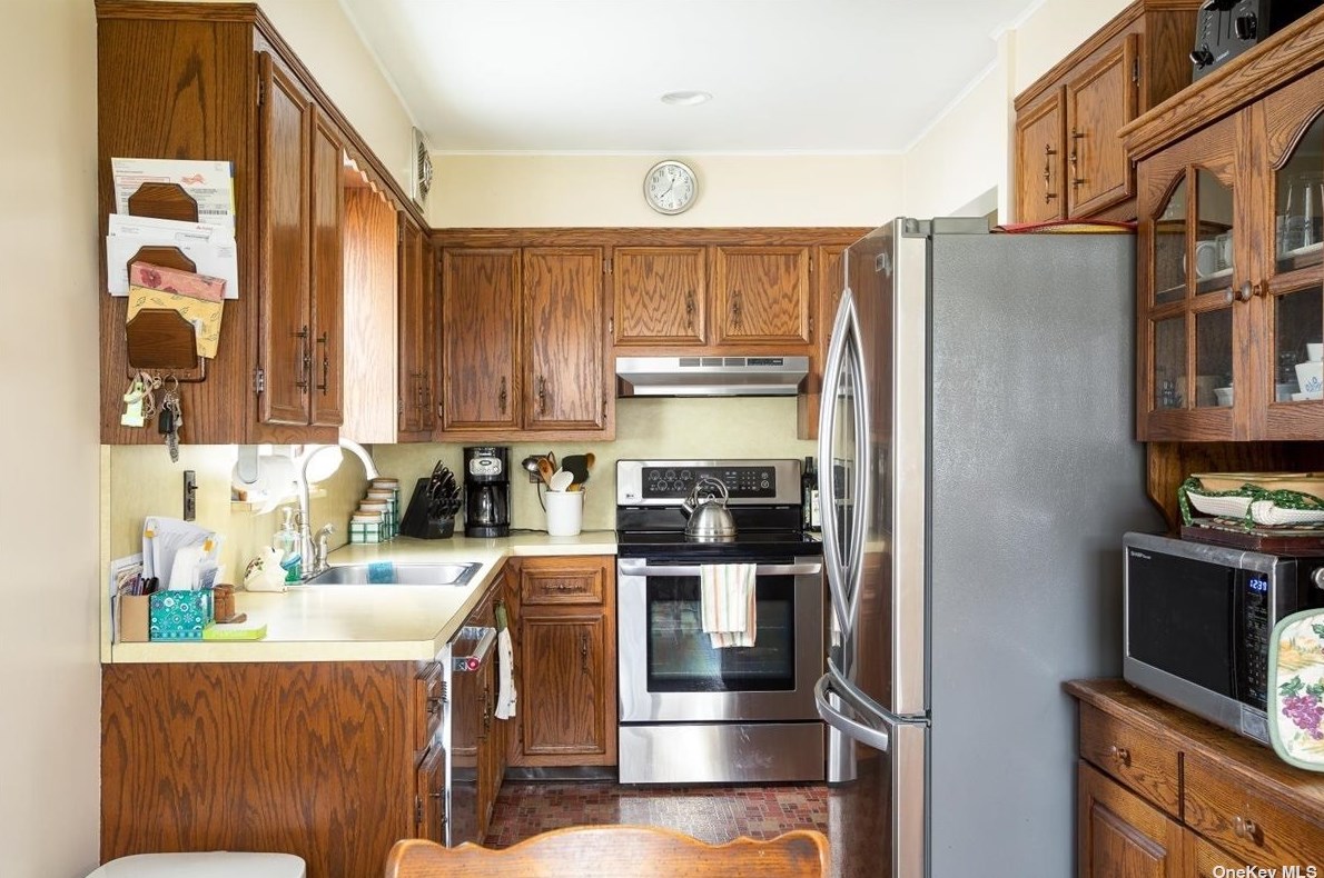 584 Buxton Ave, Hempstead, NY 11552-2835