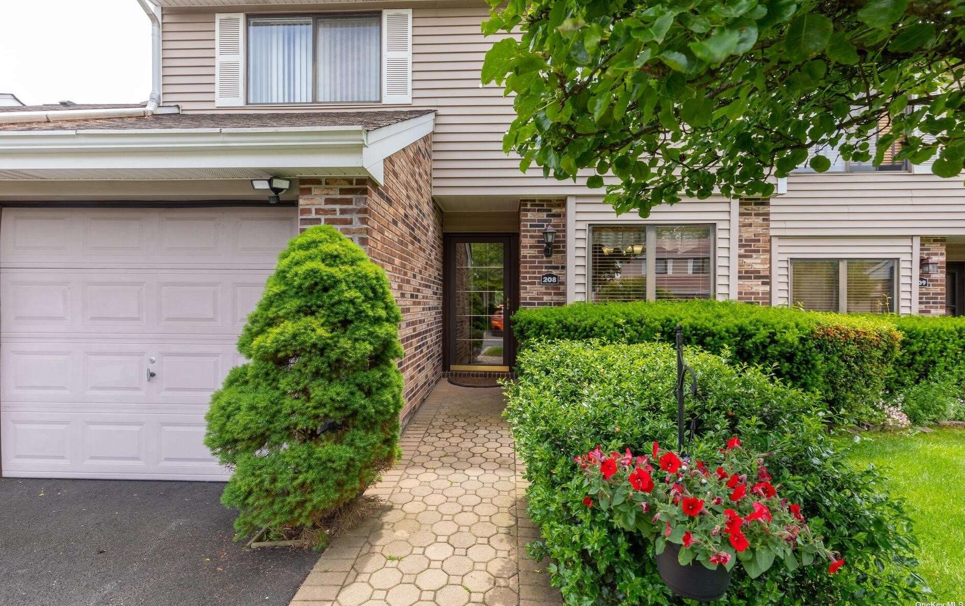 208 Pond View Ln #208, Smithtown, NY 11787
