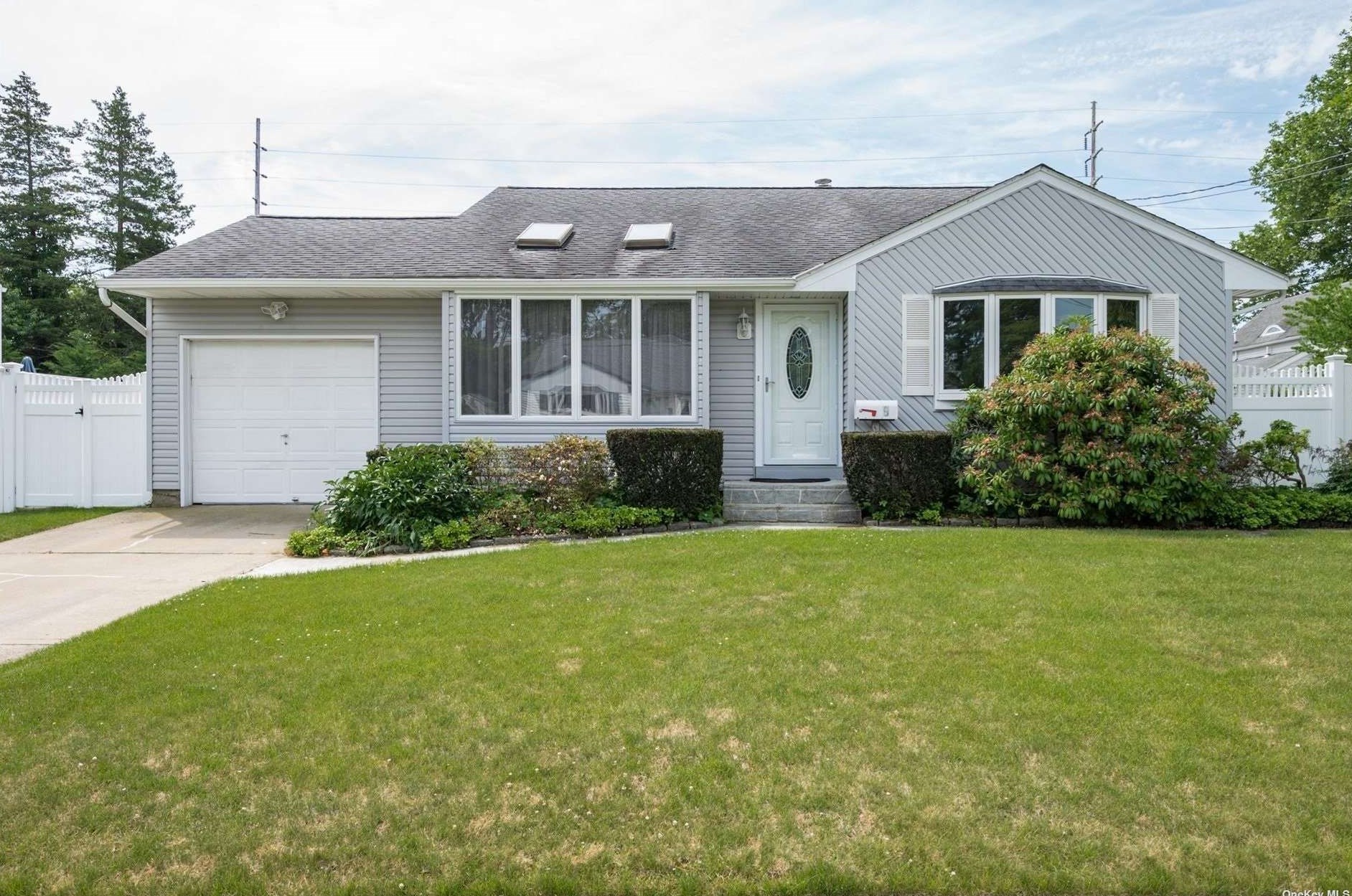 9 Storz Pl, North Lindenhurst, NY 11757