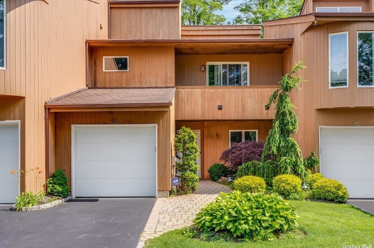 48 Kristin Ln #0, Hauppauge, NY 11788