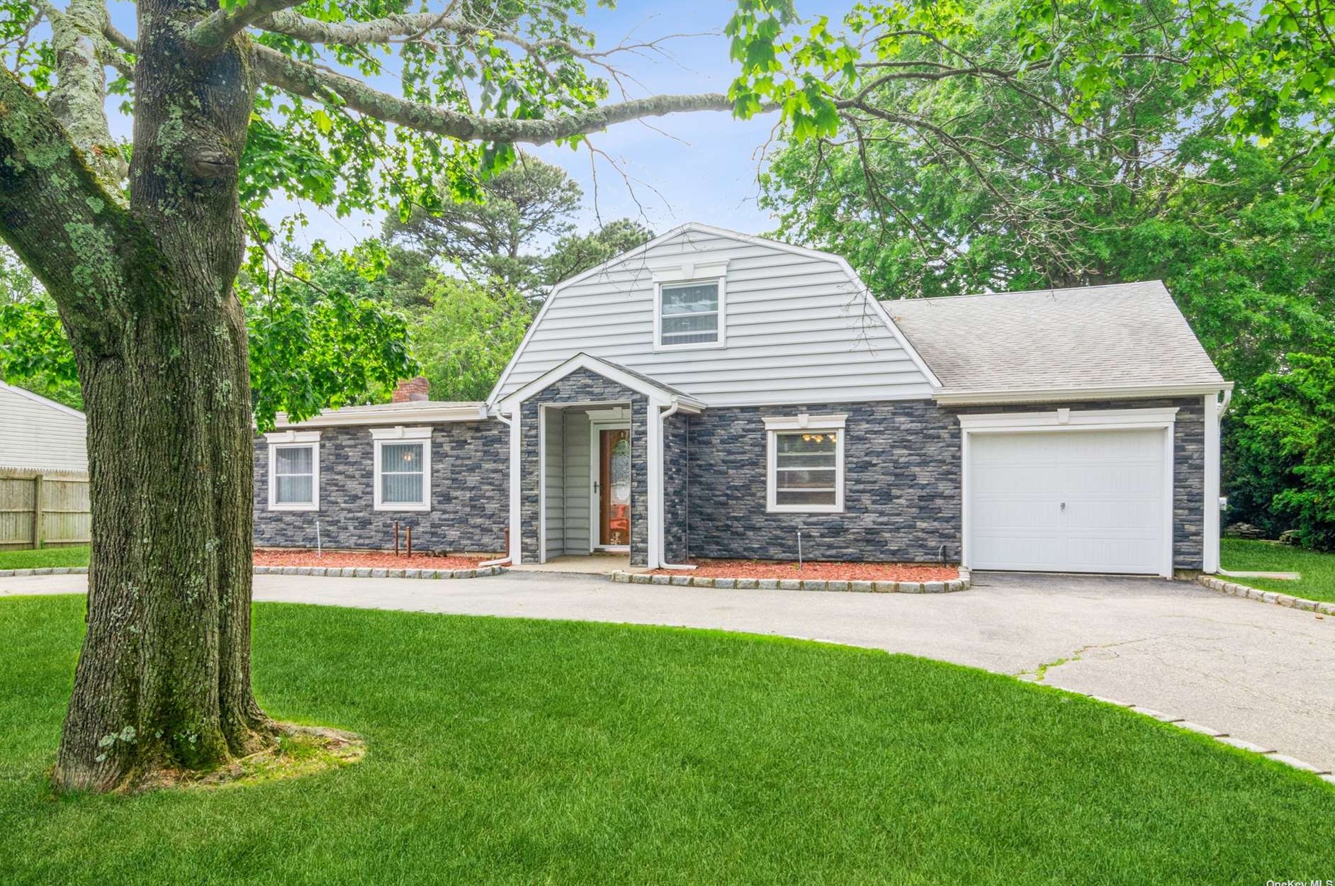 10 White Pine Way, Gordon Heights, NY 11763-4216