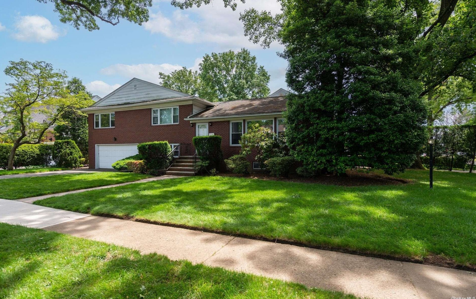 2 Mulberry Ave, Garden City, NY 11530-3028