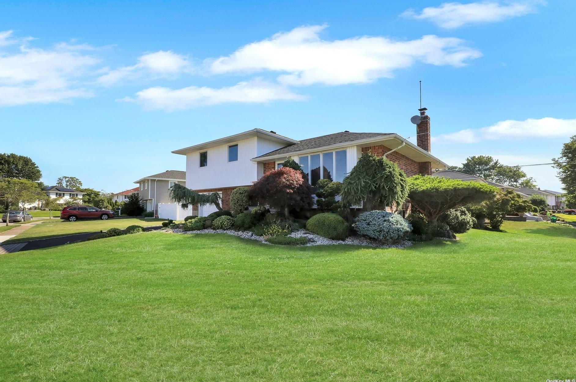 1 Roxbury Ave, Hicksville, NY 11803