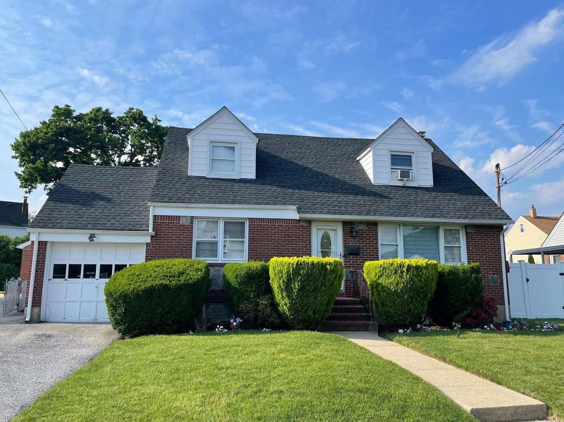 264 Fairlawn Ave, Hempstead, NY 11552-2108