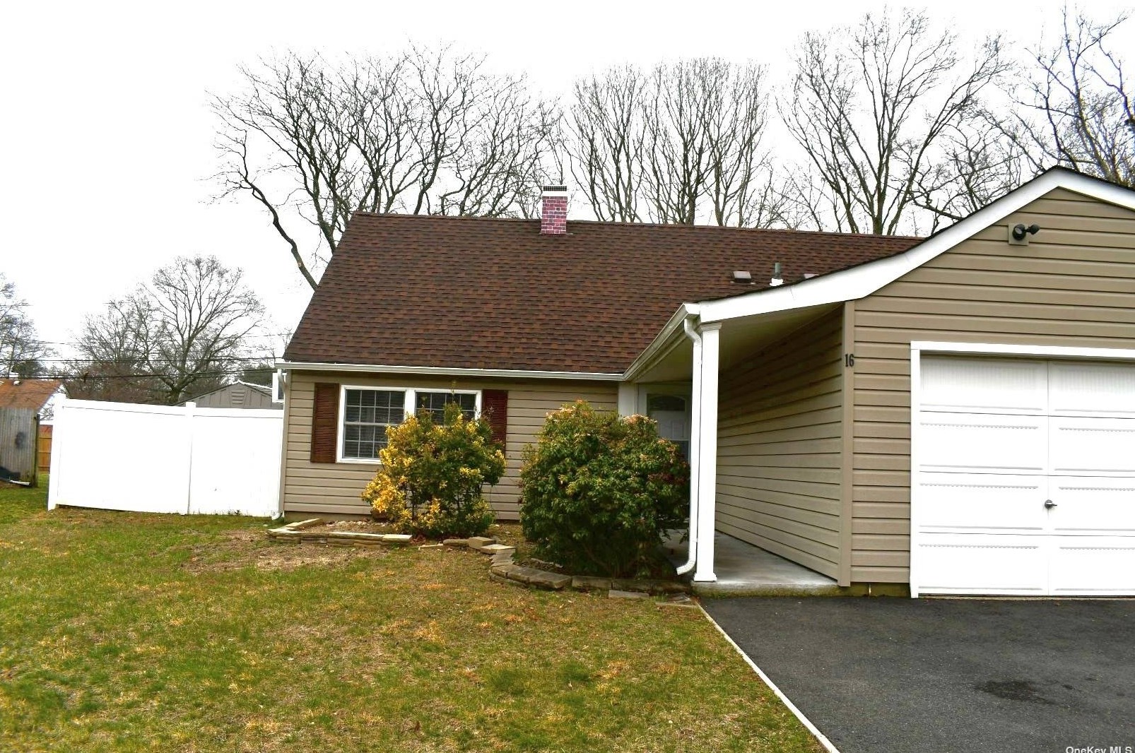 16 Sycora Ln, Hauppauge, NY 11749