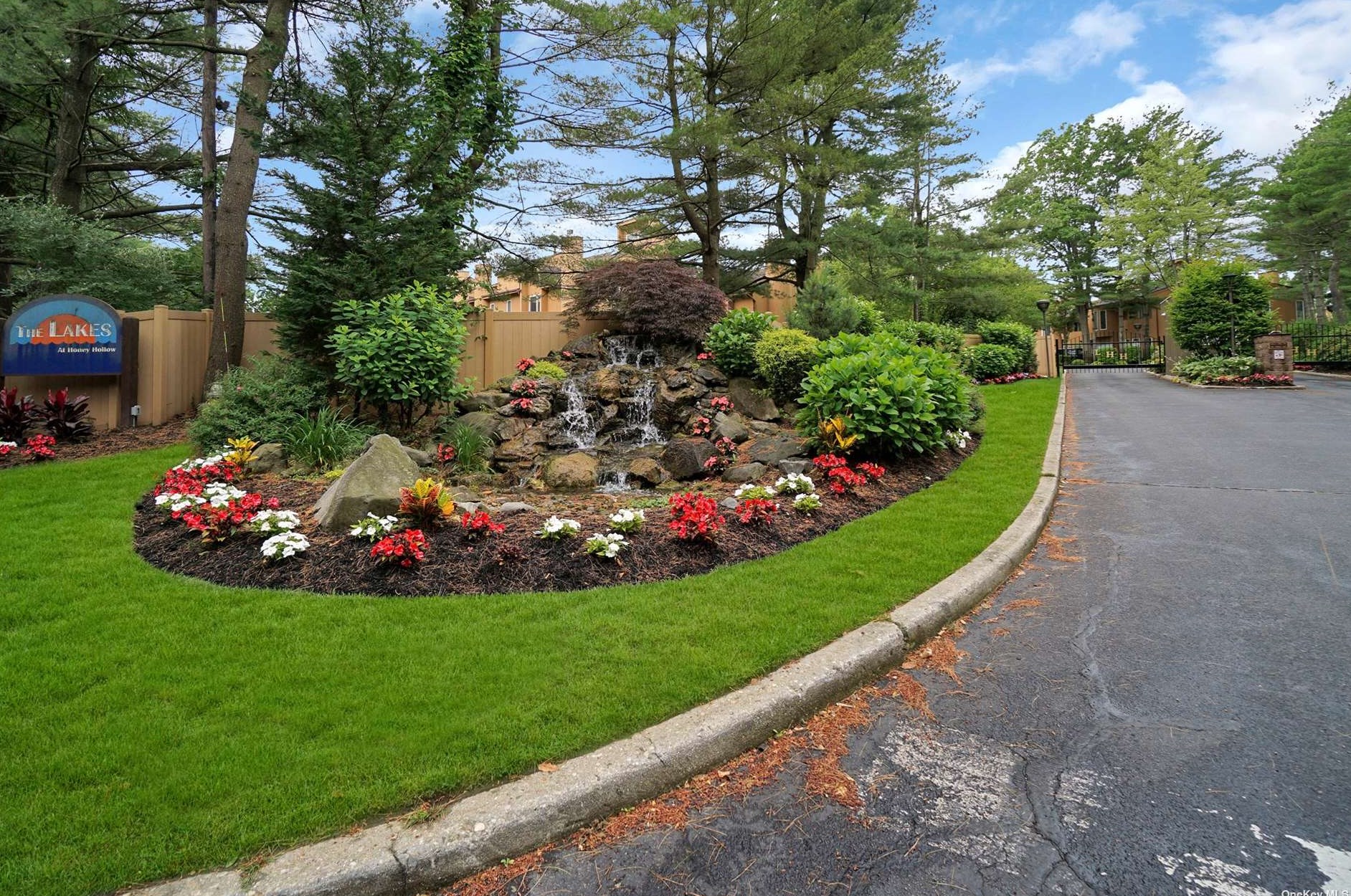 34 Kristin Ln, Hauppauge, NY 11788-1236