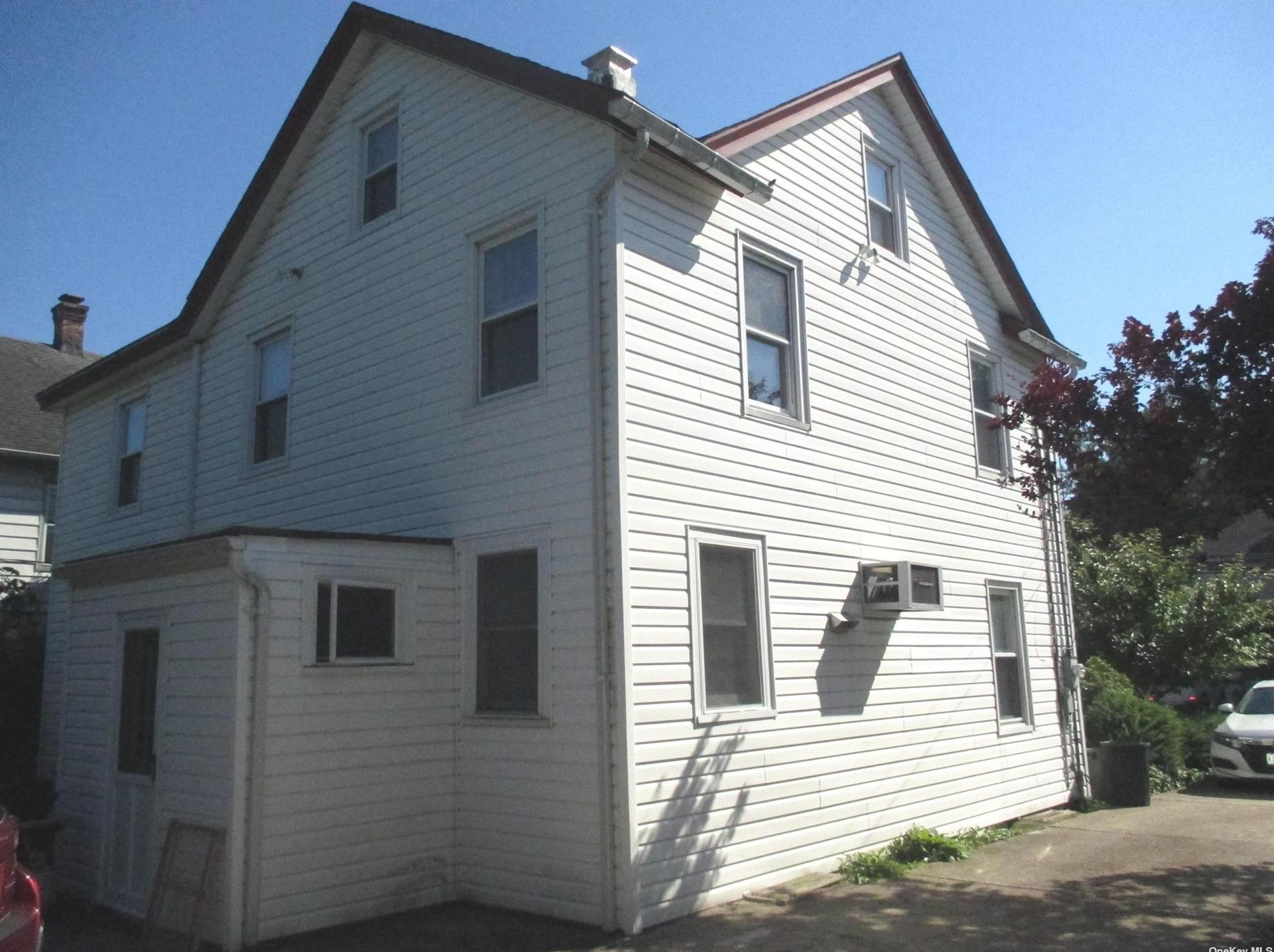 113 Maple St, Great Neck, NY 11023