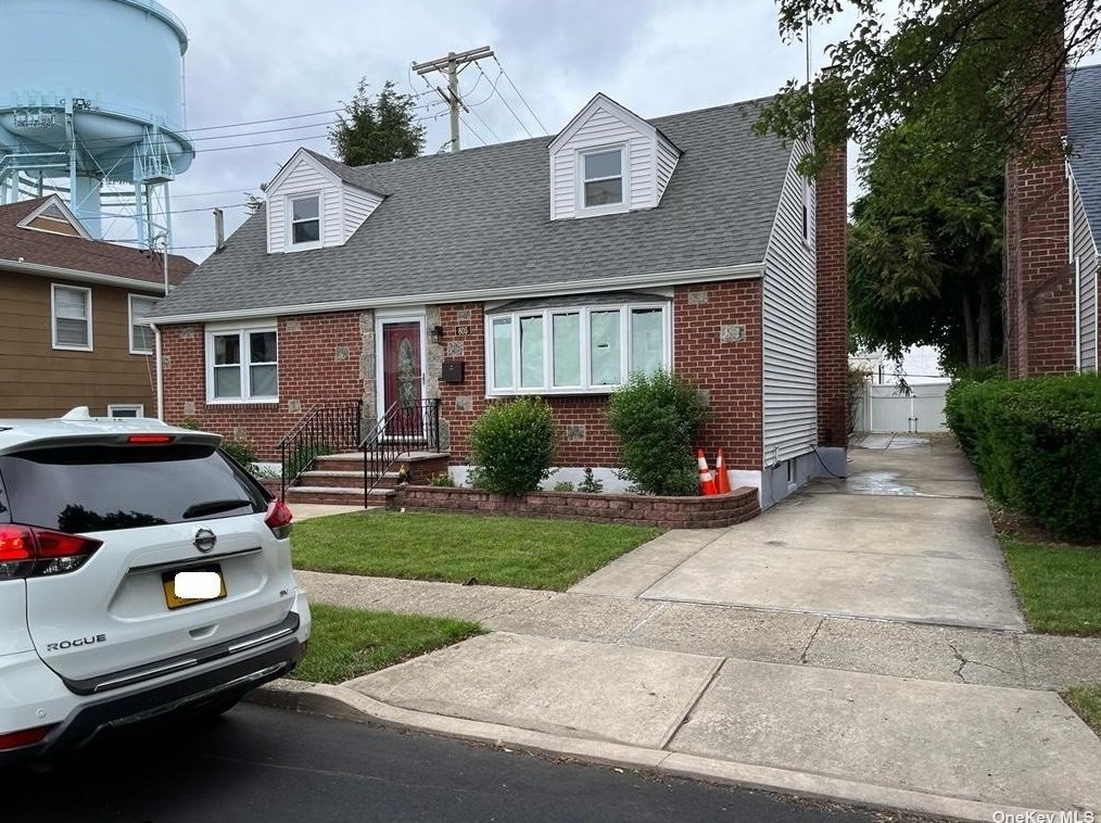 605 Wayne Ave, New Hyde Park, NY 11040
