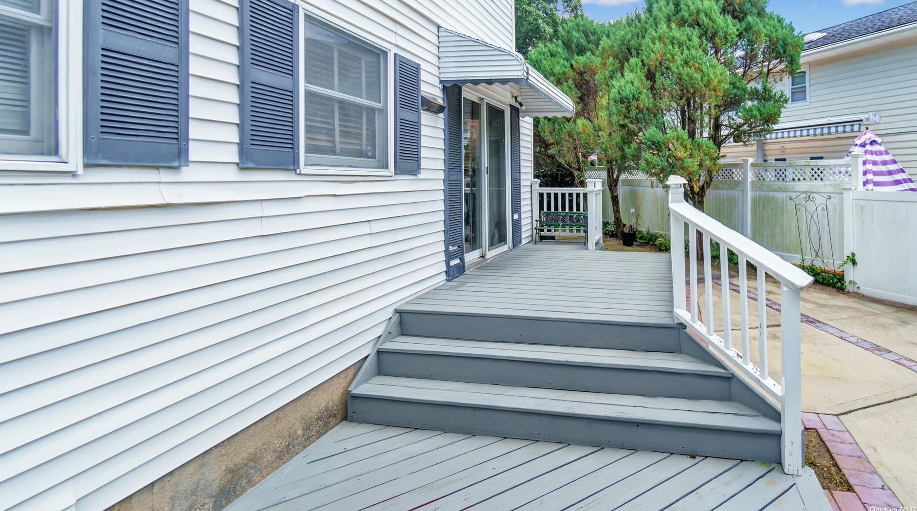 48 Hendrick Ave, Glen Cove NY  11542-2938 exterior