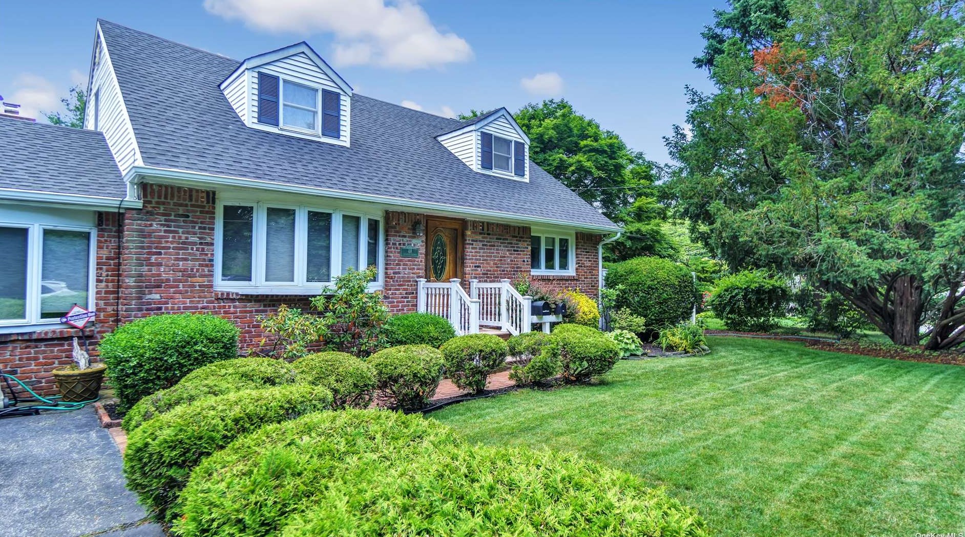 48 Hendrick Ave, Glen Cove, NY 11542-2938