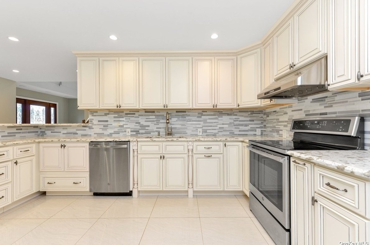 39 Valley Rd, Plainedge NY  11756-2906 exterior