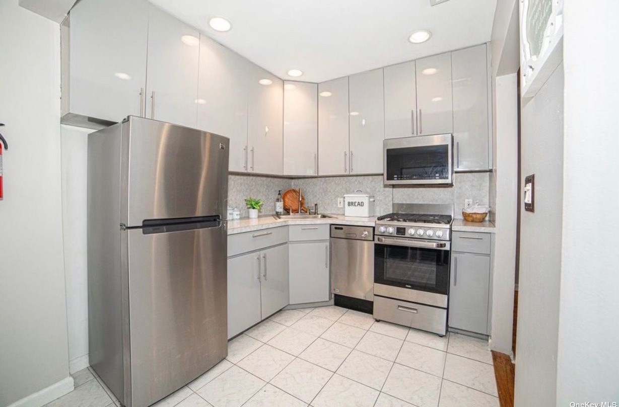 77 E Santa Barbara Rd, North Lindenhurst, NY 11757