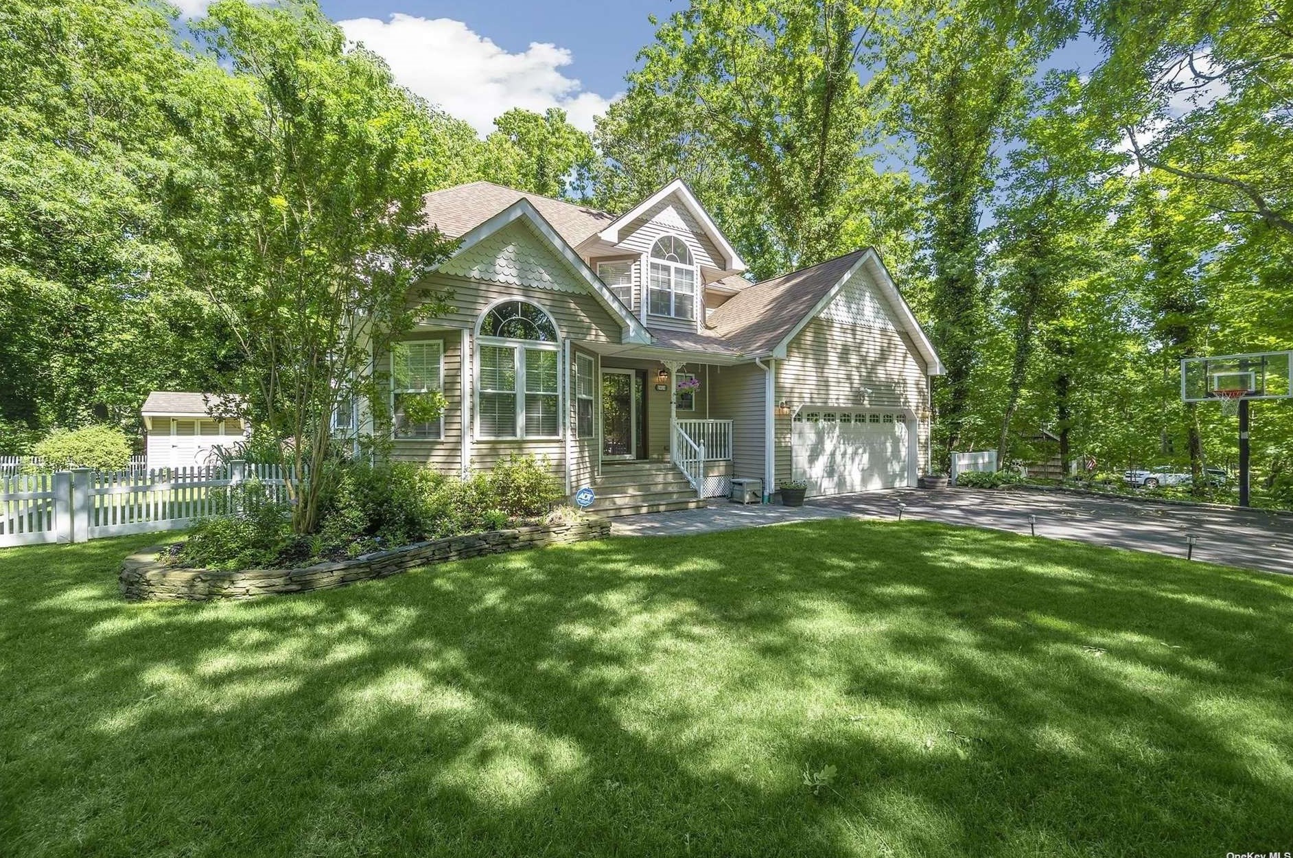 98 Rustic Rd, Prt Jefferson Station, NY 11777-2068