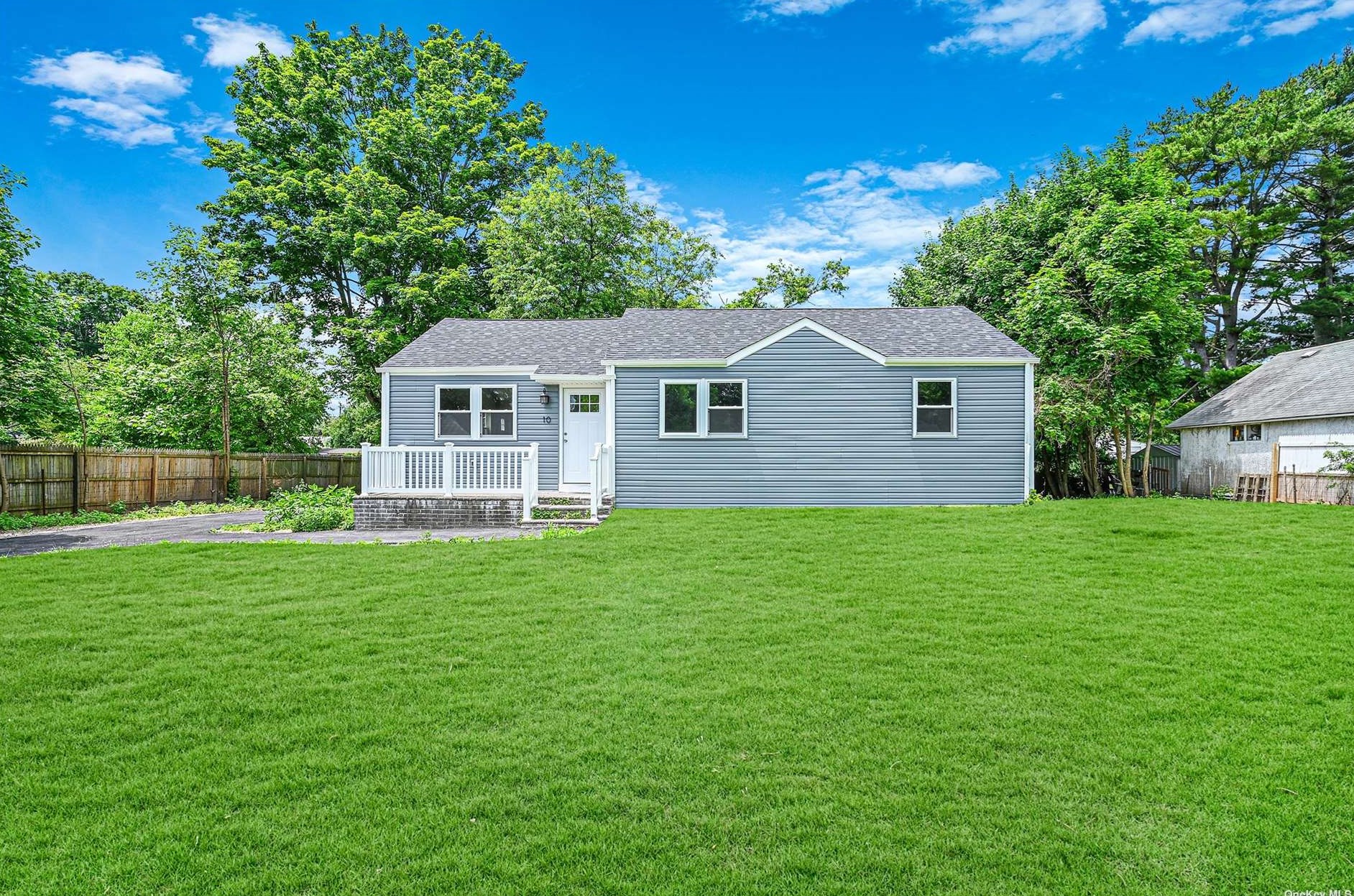 10 Winthrop Rd, Pine Air, NY 11717-2333