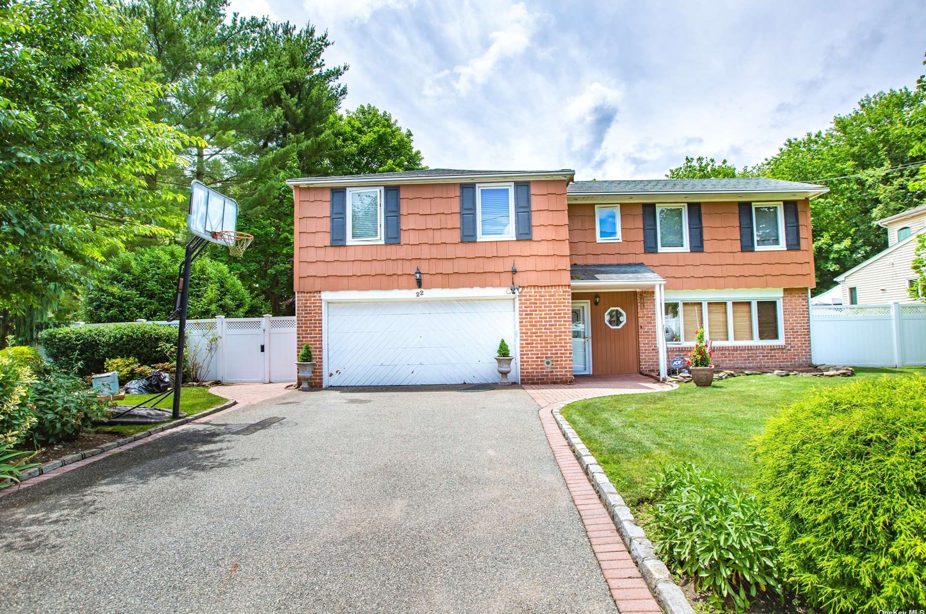 22 Hemlock Dr, Syosset, NY 11791-4207