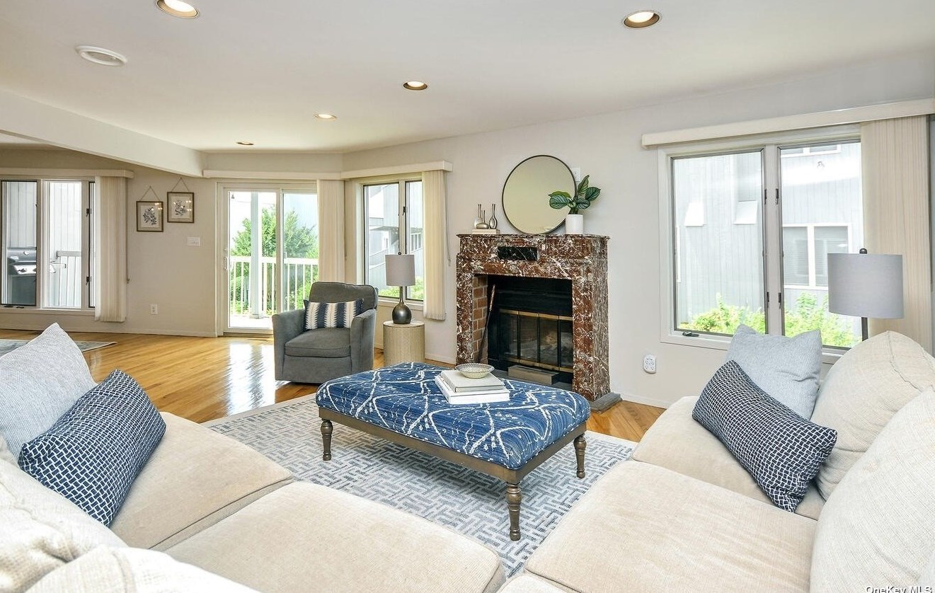 2 Anchor Way, Port Washington, NY 11050-1445