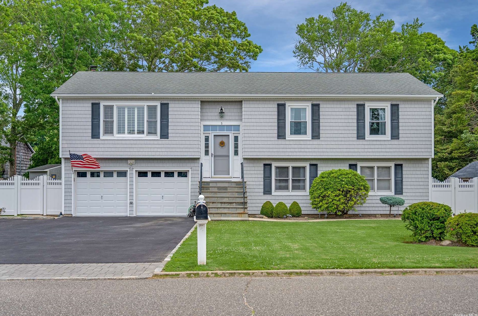 5 Sinnickson Rd, Center Moriches, NY 11934