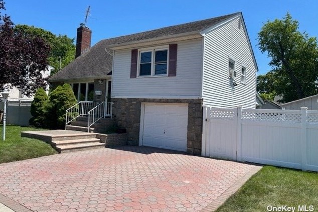 495 Ray St, Freeport, NY 11520-5228