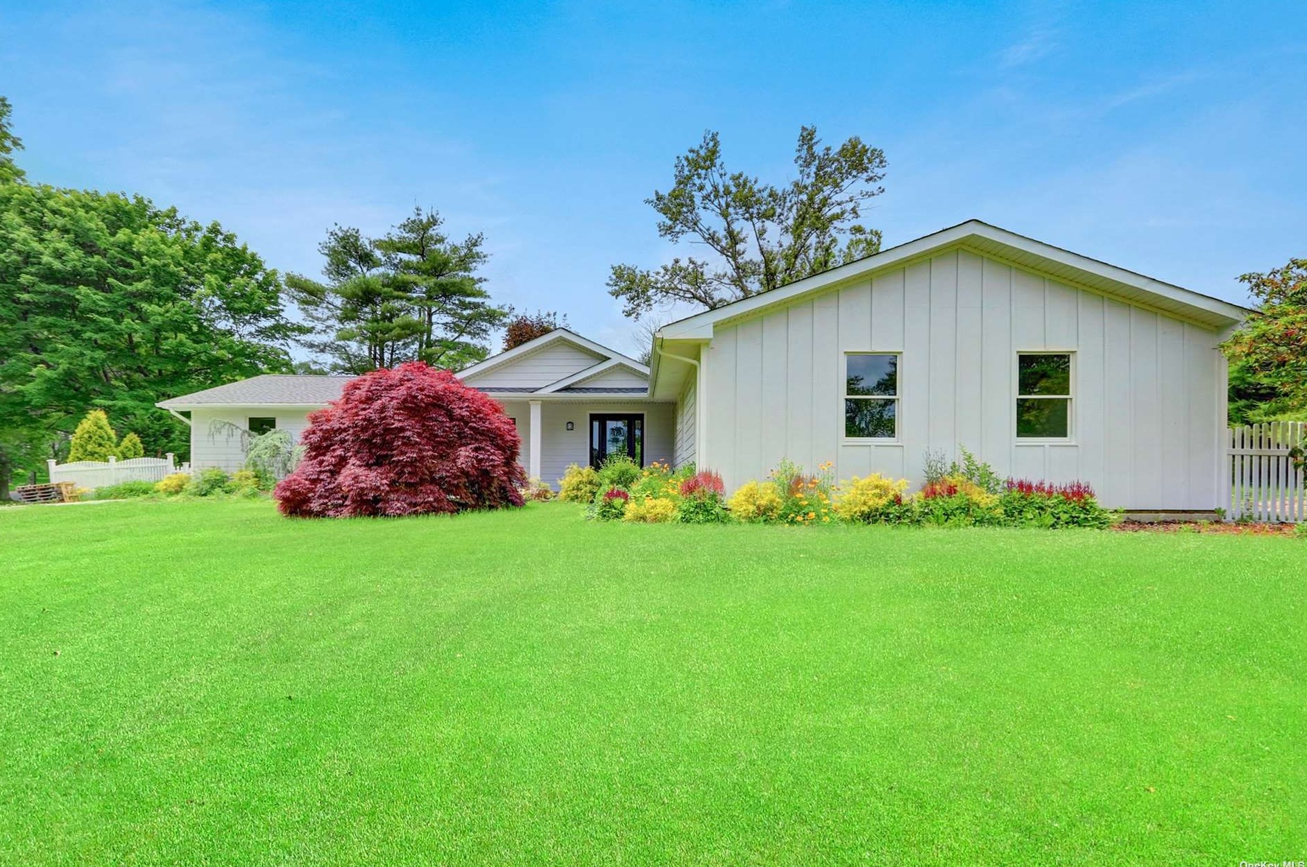 14 Essington Ln, Huntington Station, NY 11746