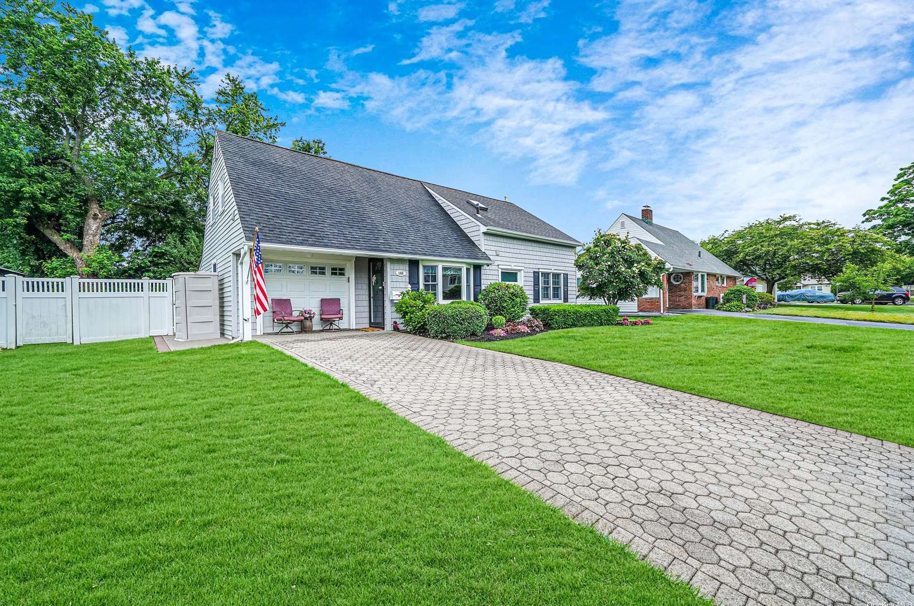 165 Kingfisher Rd, Plainedge, NY 11756-2117