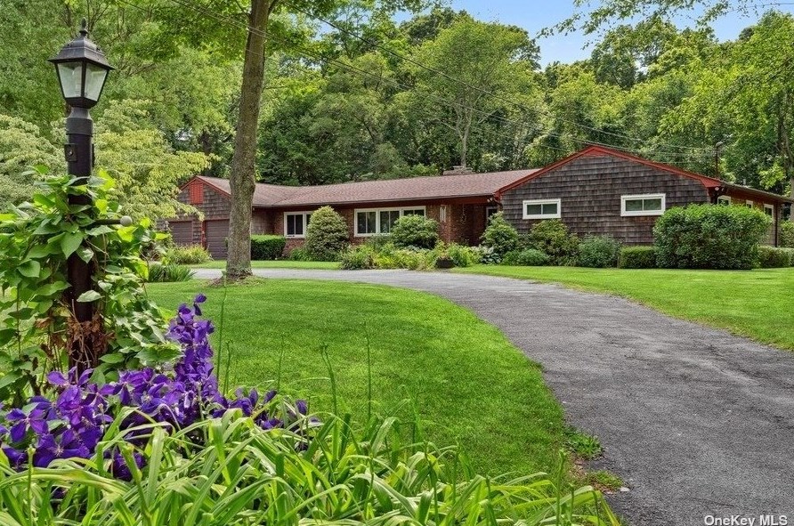 15 Glenby Ln, Muttontown, NY 11545