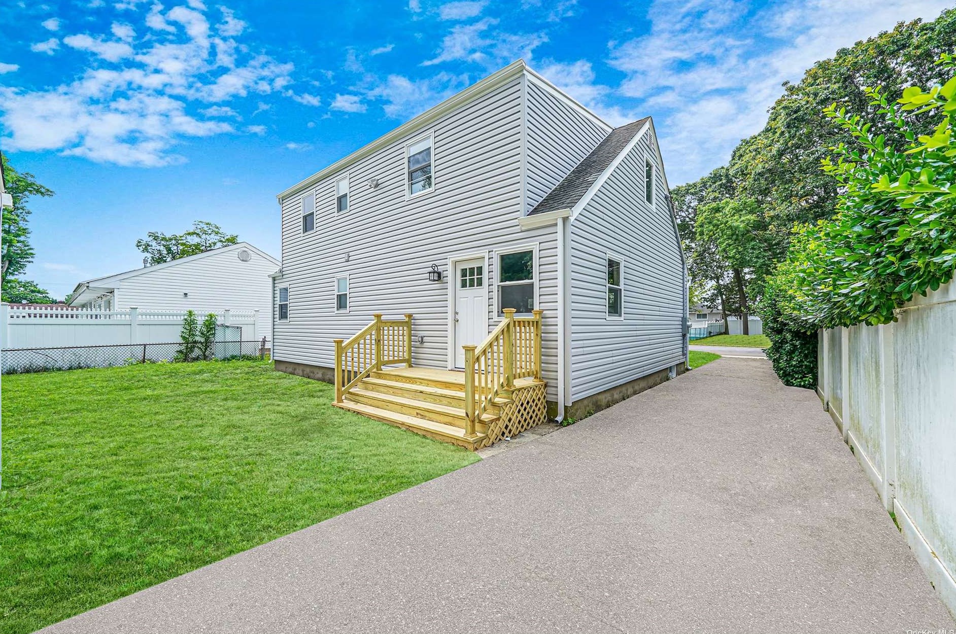 19 Stone Ave, Babylon, NY 11703