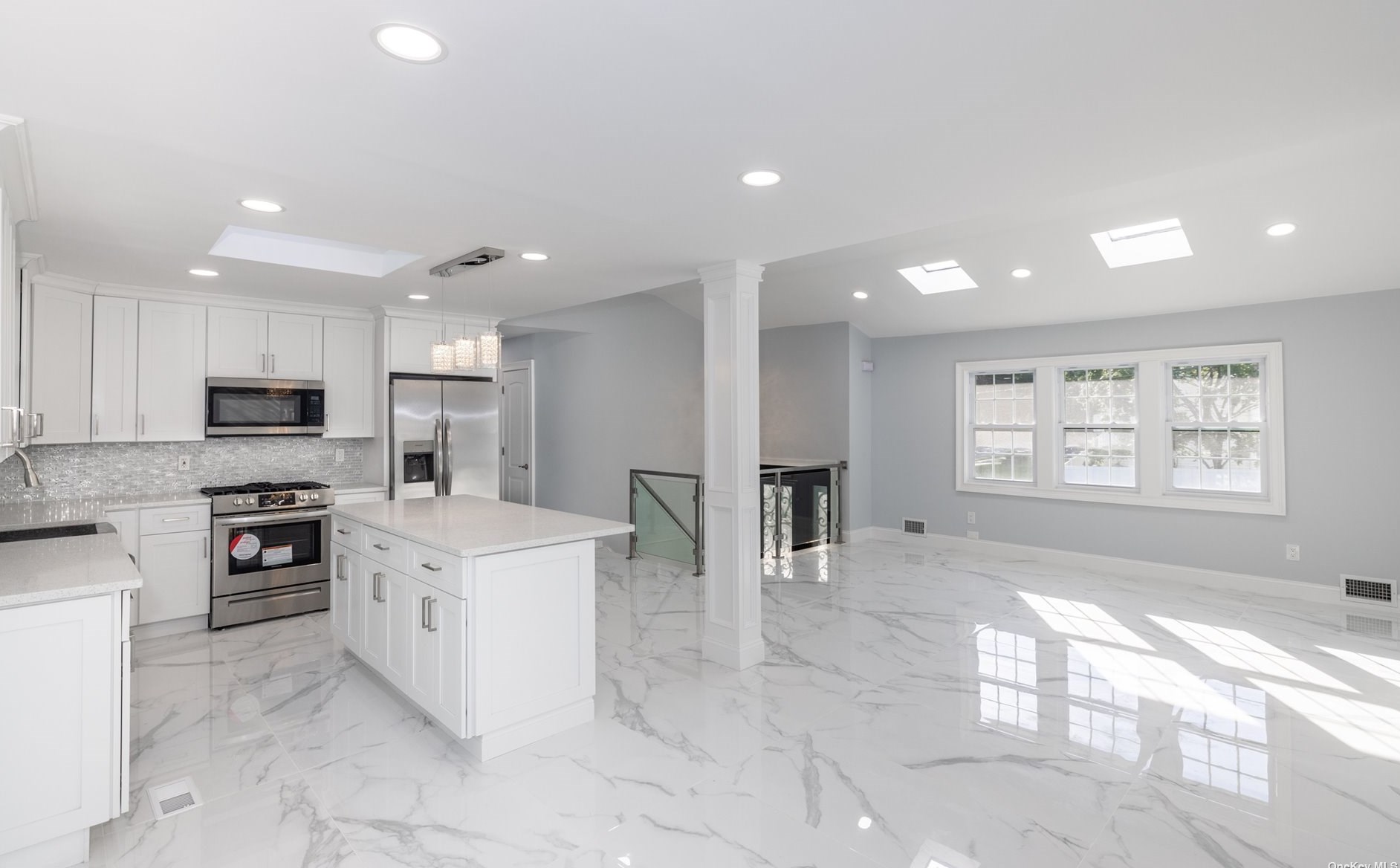 2 Manchester Blvd, Wheatley Heights, NY 11798