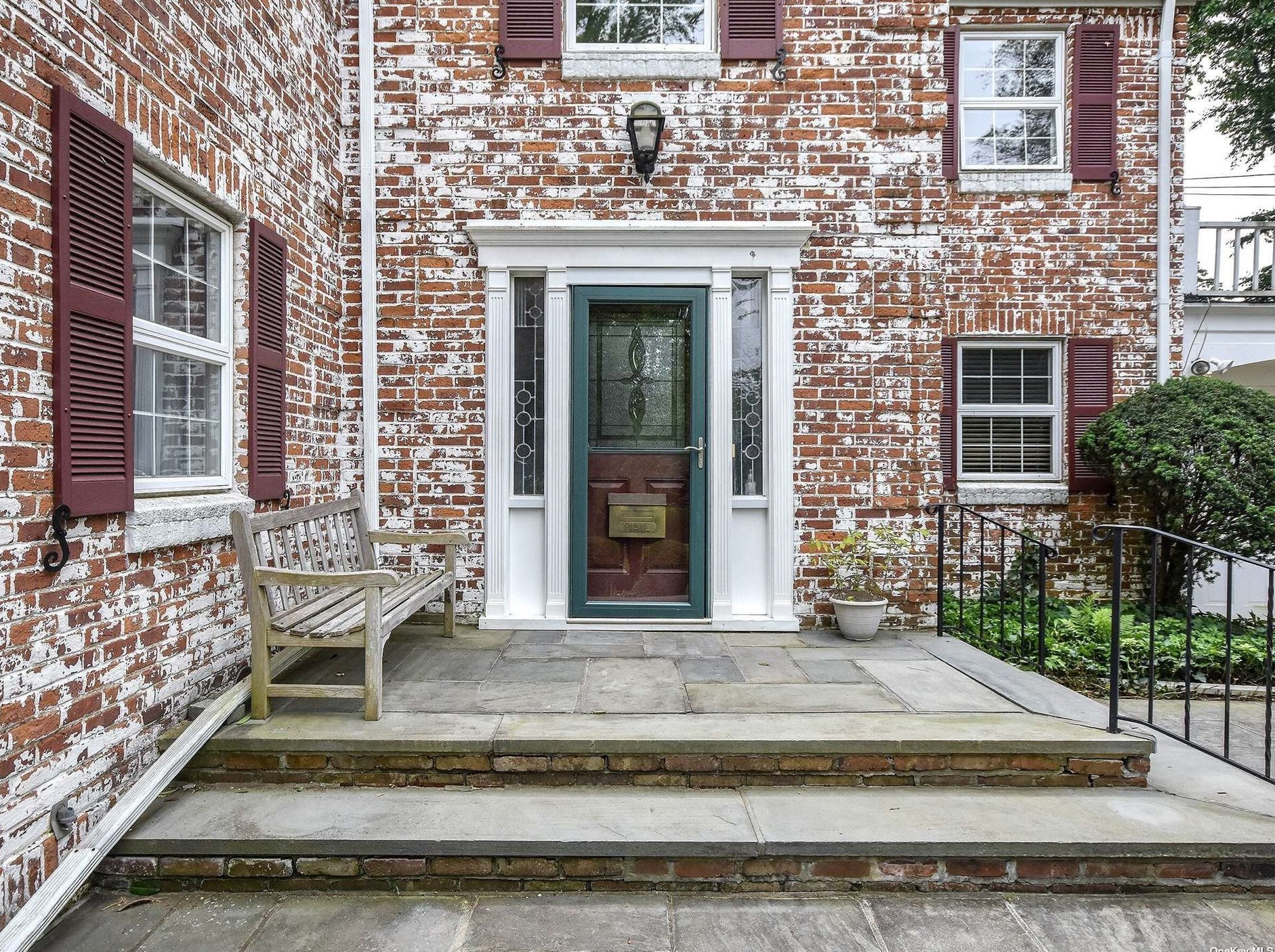 60 Quaker Ridge Rd, North Hills, NY 11030