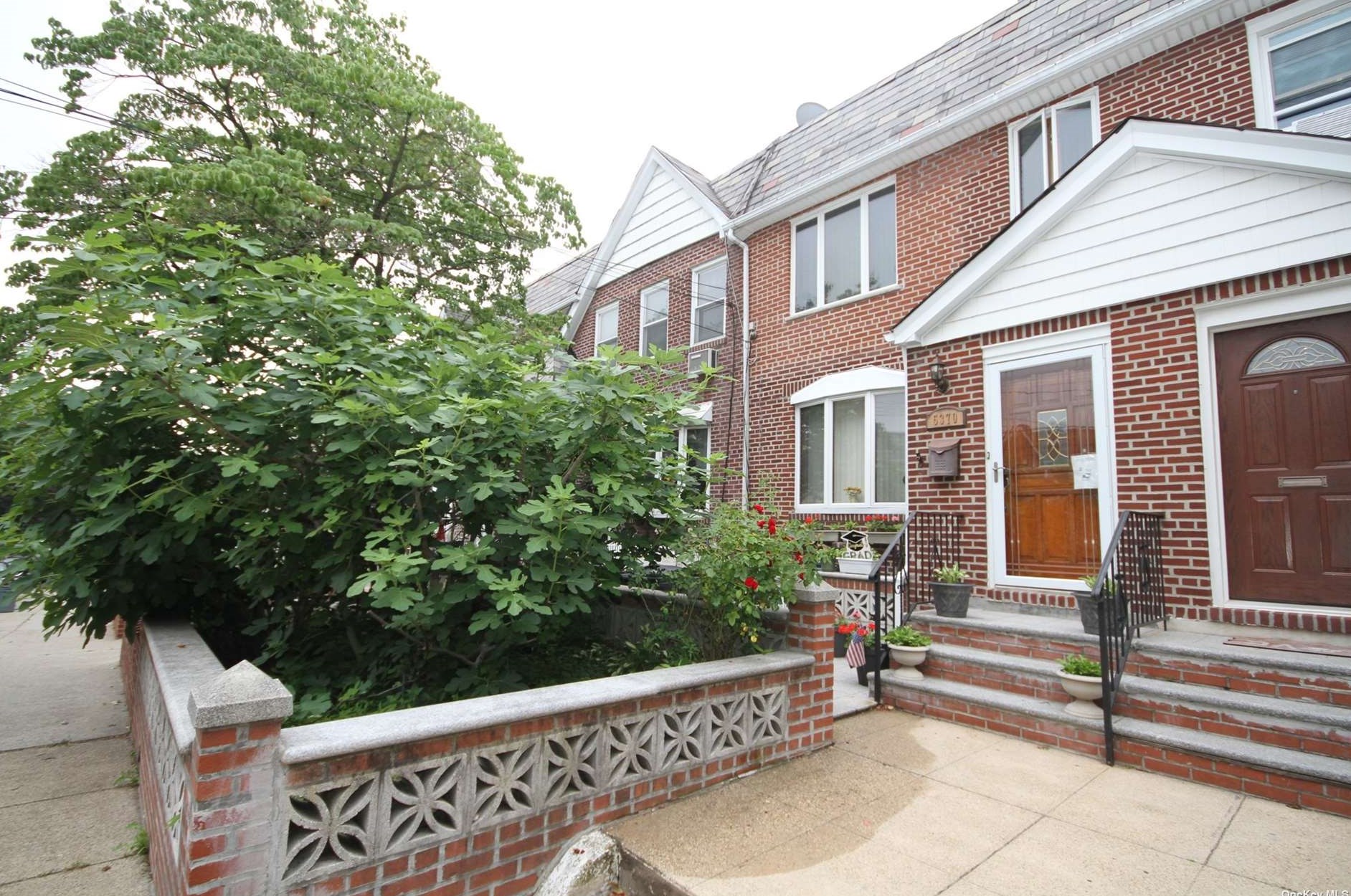 53-70 64th St, Flushing, NY 11378-2327
