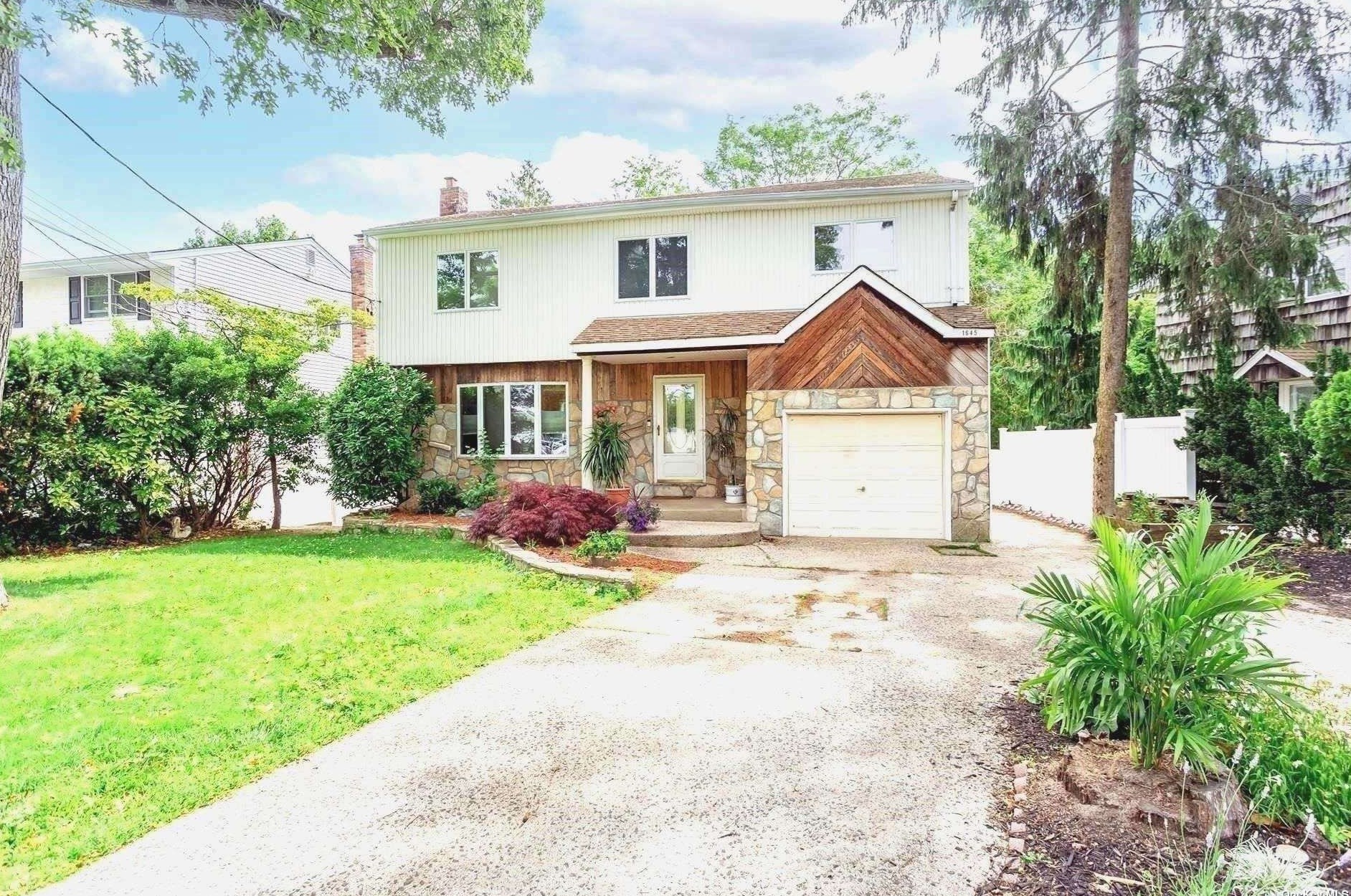 1645 Sycamore Ave, North Merrick NY  11566-2213 exterior