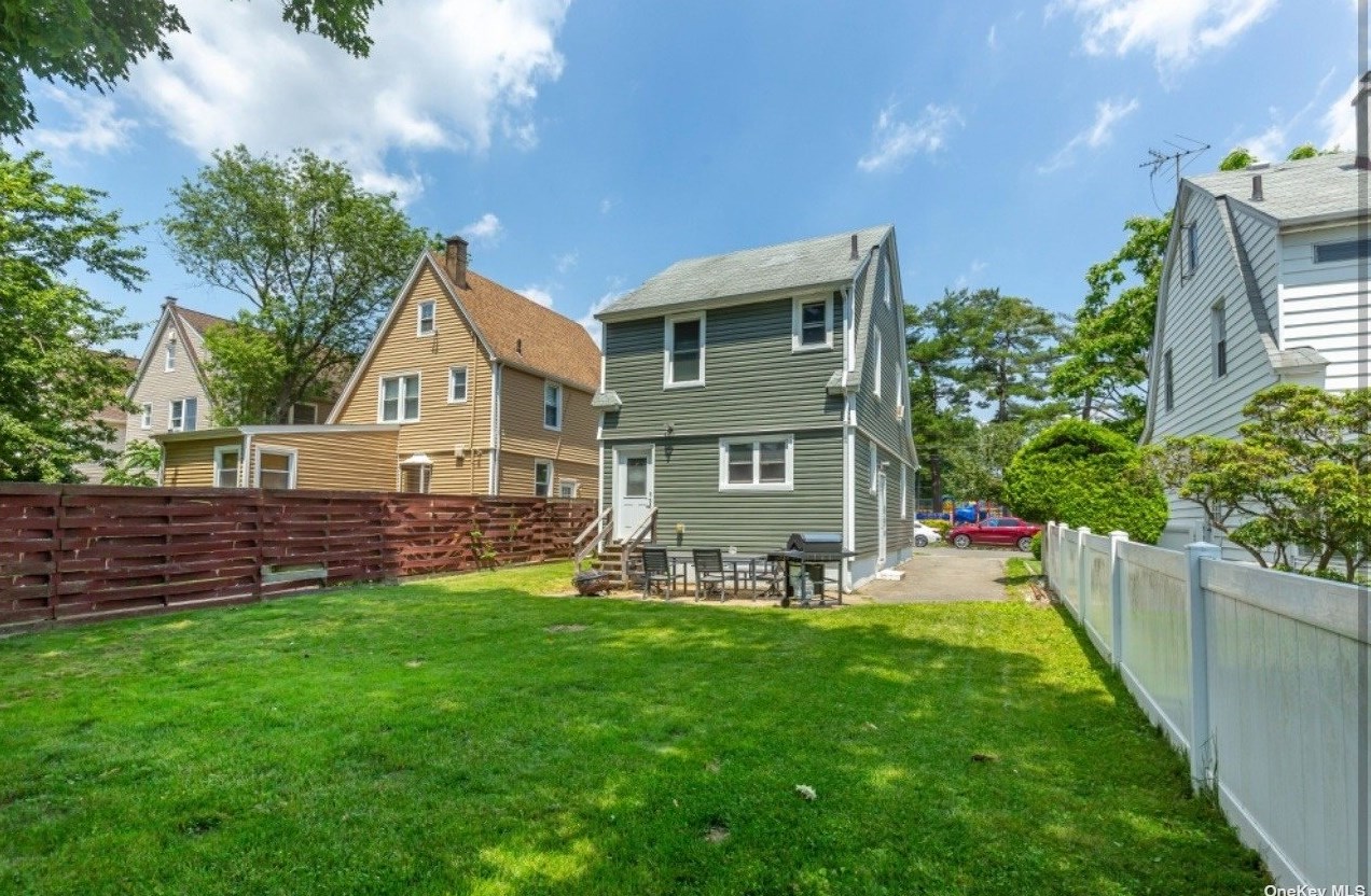 108 Syracuse St, Williston Park, NY 11596