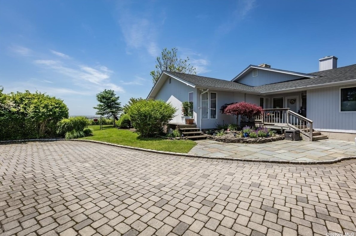 340 Durkee Ln, Canaan Lake, NY 11772-5822