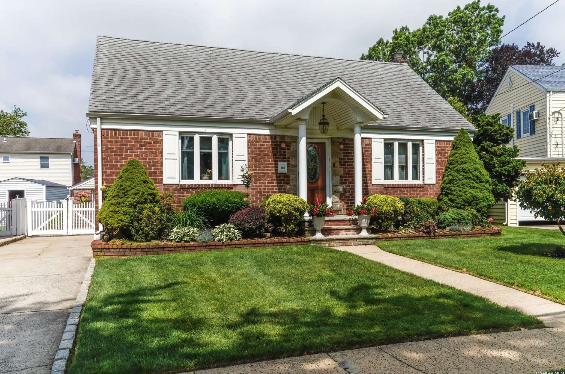 106 Roosevelt Ct, Carle Place, NY 11514-2106