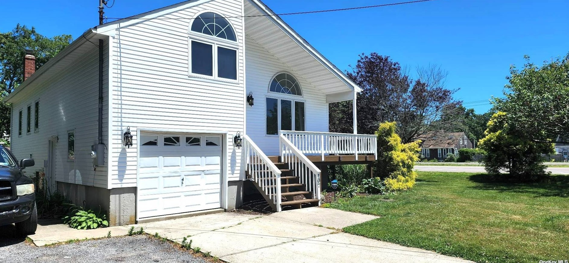 107 Parkview Dr, Smith Point, NY 11967