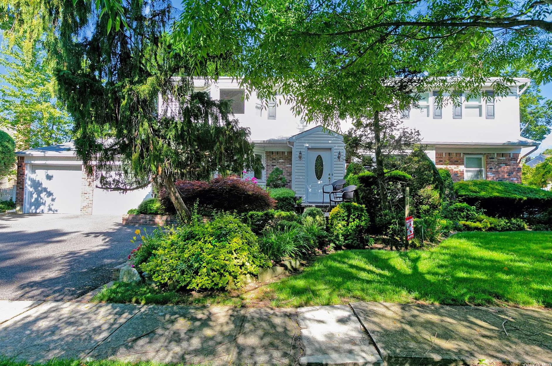 8 Turnberry Ln, Hicksville, NY 11803-6338