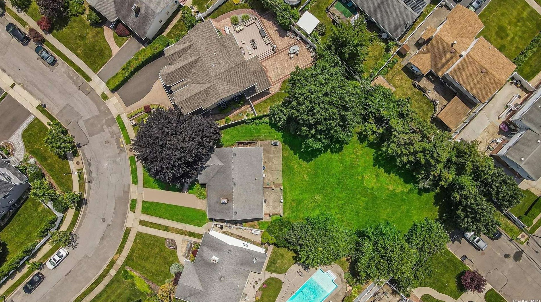 34 Azalea Ct, Hicksville, NY 11803