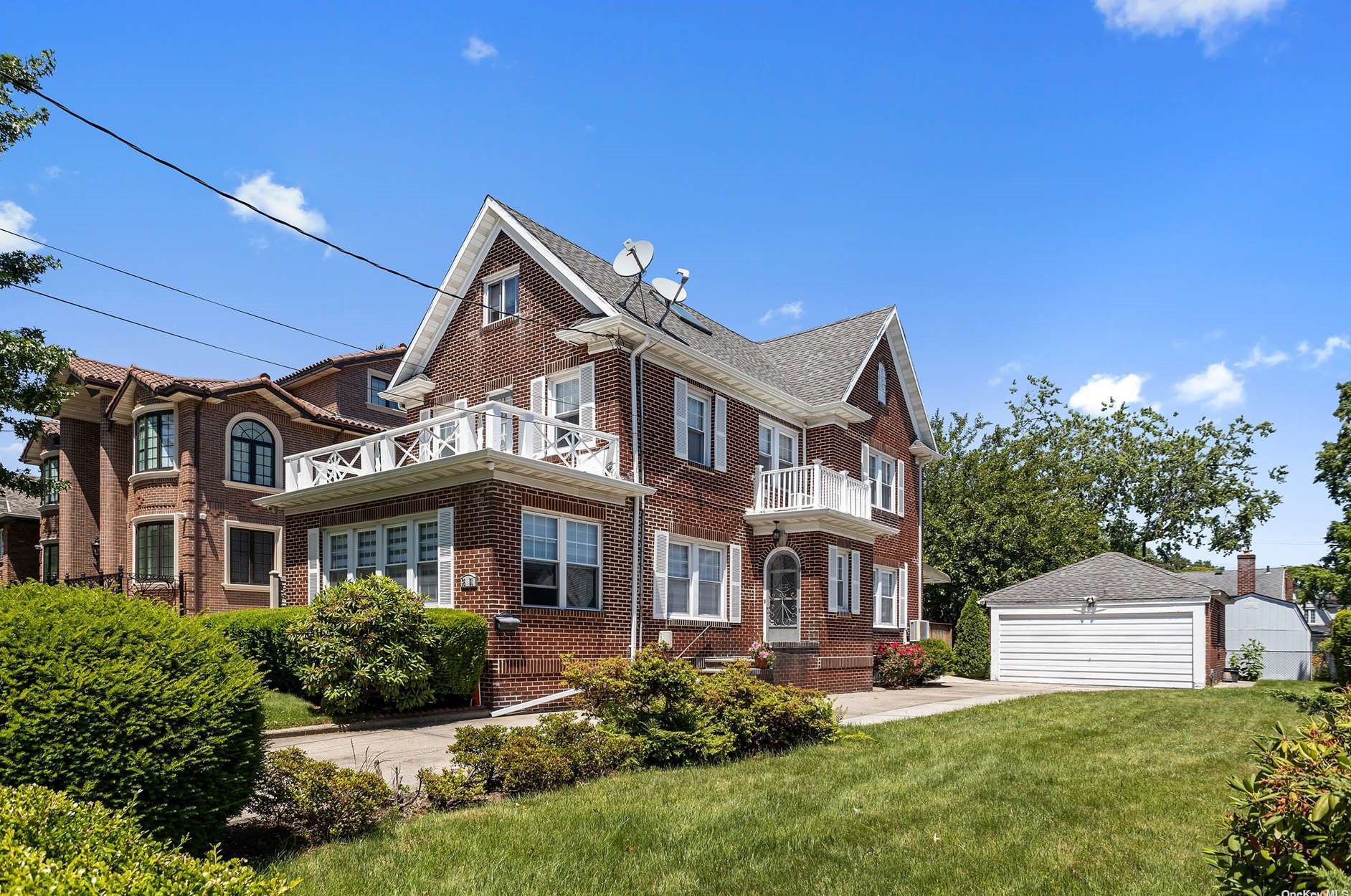 38-21 210th St, Flushing, NY 11361-2447