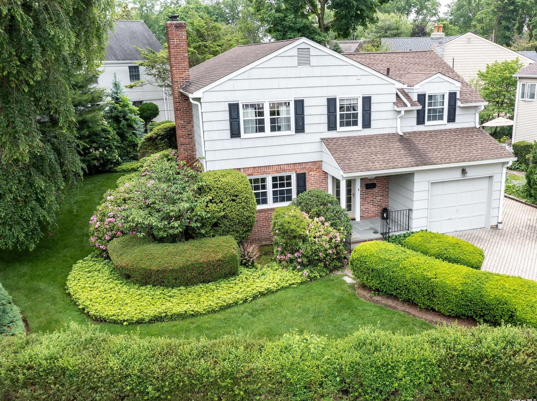 4 Summit Dr, North Hills, NY 11030-1326
