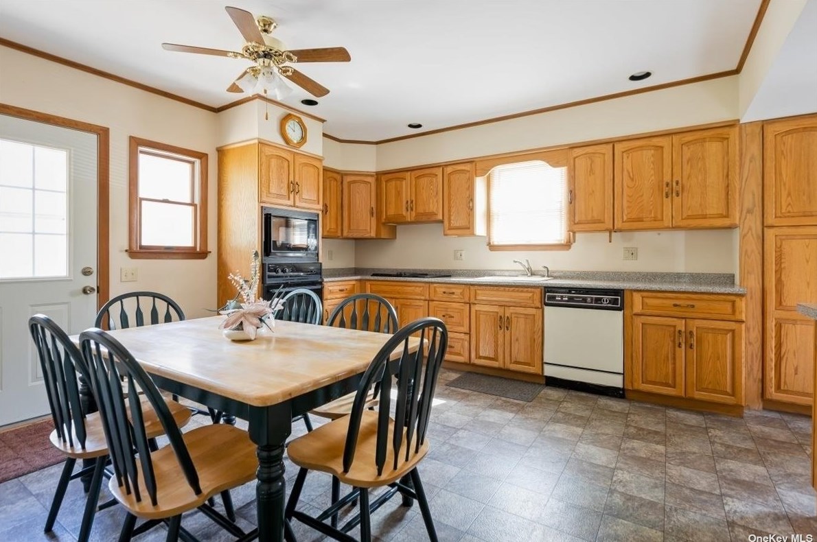 228 22nd St, Hunt NY  11743-6206 exterior