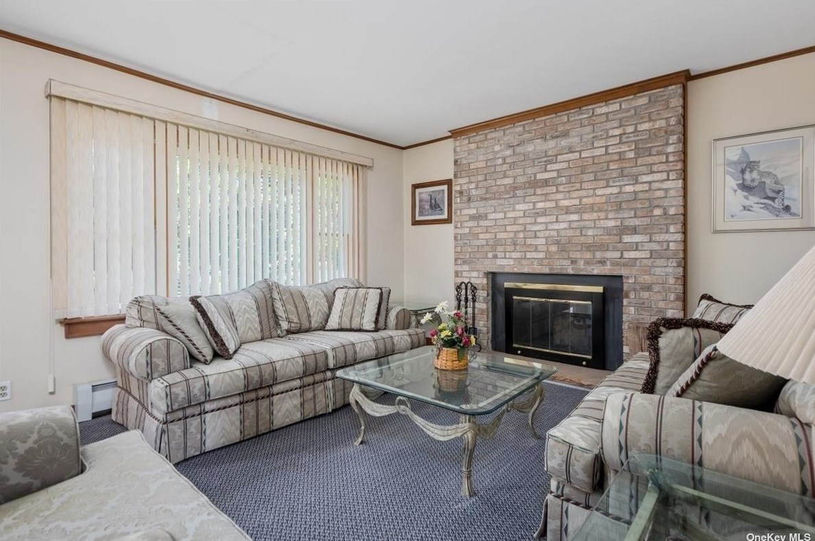 228 22nd St, Hunt NY  11743-6206 exterior