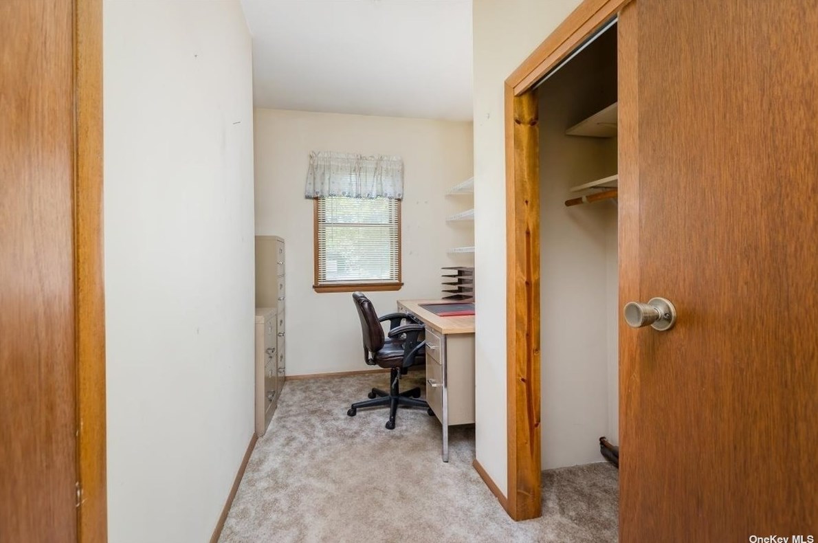 228 22nd St, Hunt NY  11743-6206 exterior